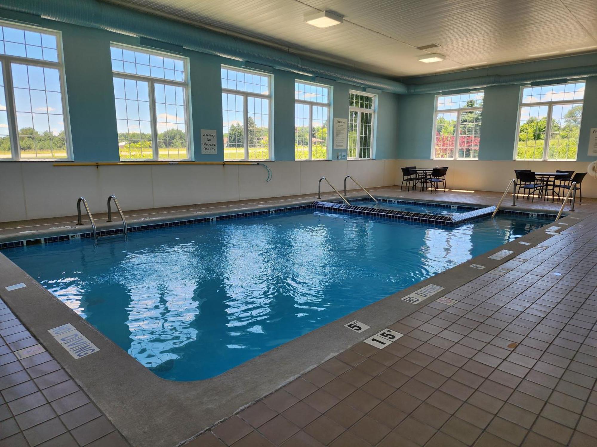 Holiday Inn Express Hotel & Suites Cadillac By Ihg Eksteriør billede