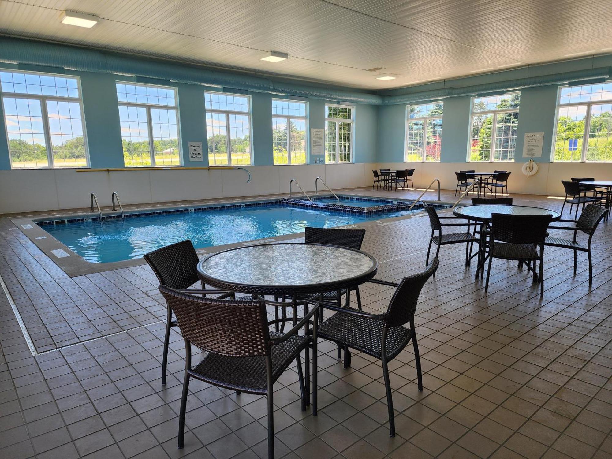 Holiday Inn Express Hotel & Suites Cadillac By Ihg Eksteriør billede