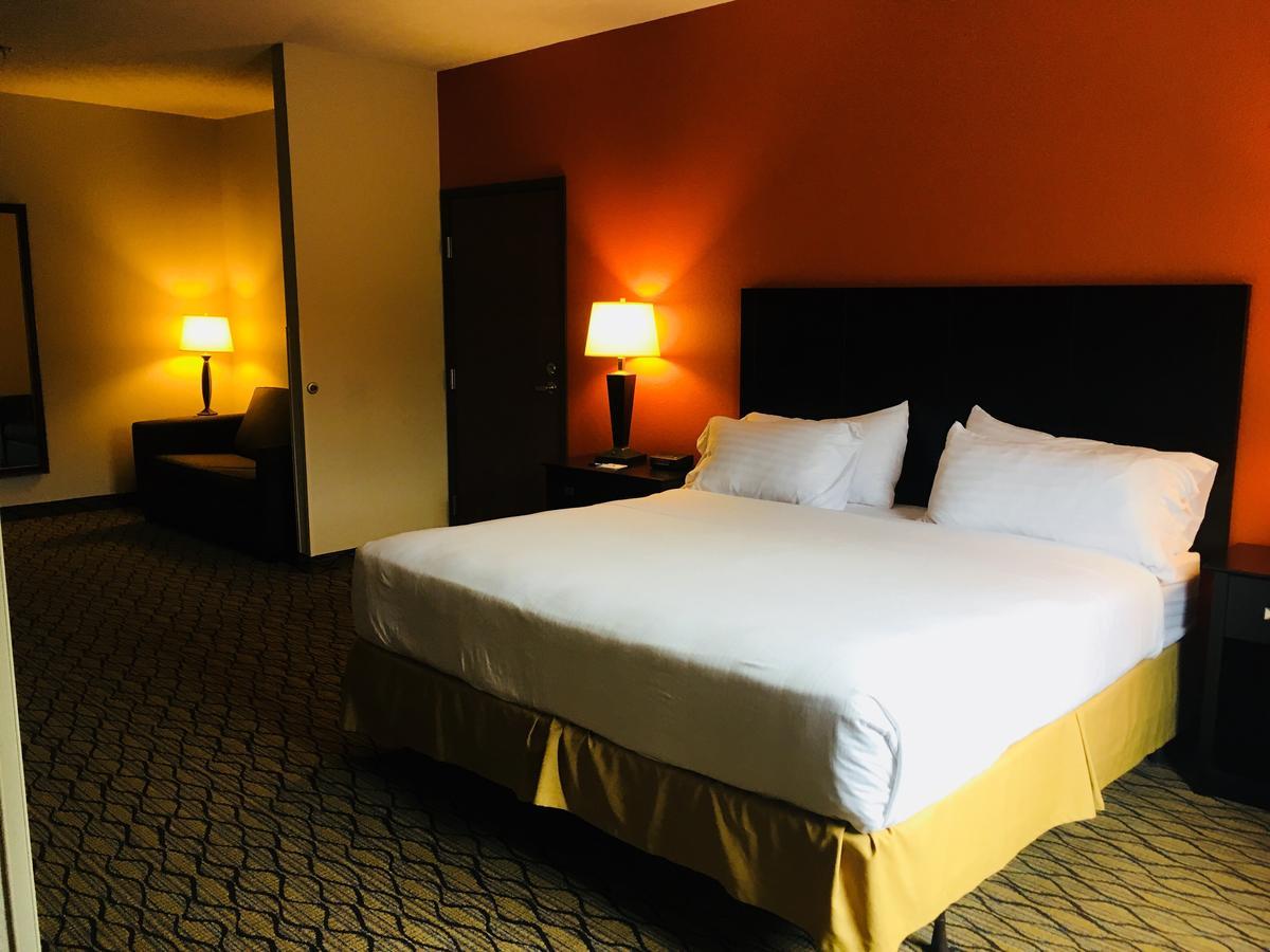 Holiday Inn Express Hotel & Suites Cadillac By Ihg Eksteriør billede