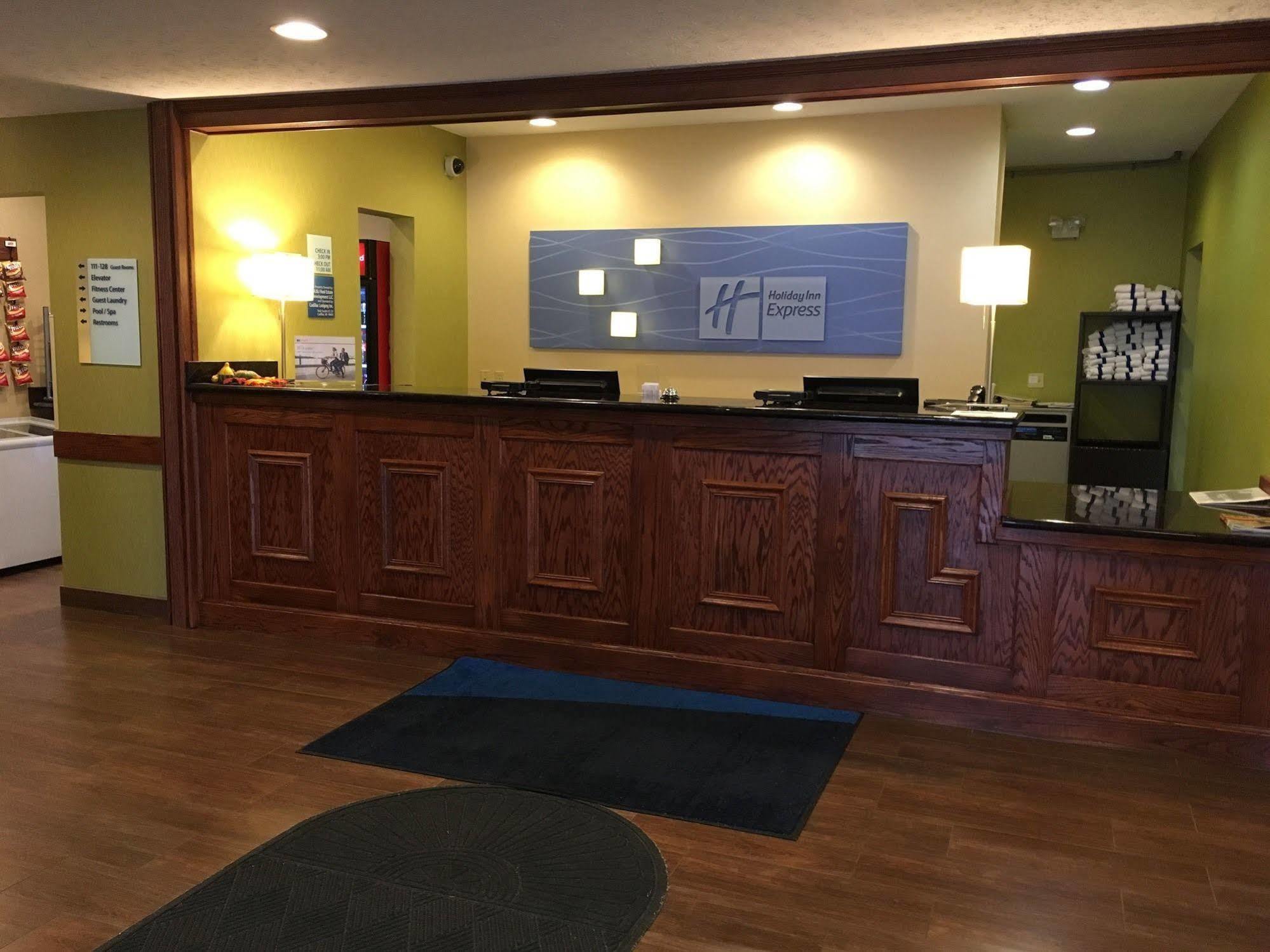 Holiday Inn Express Hotel & Suites Cadillac By Ihg Eksteriør billede